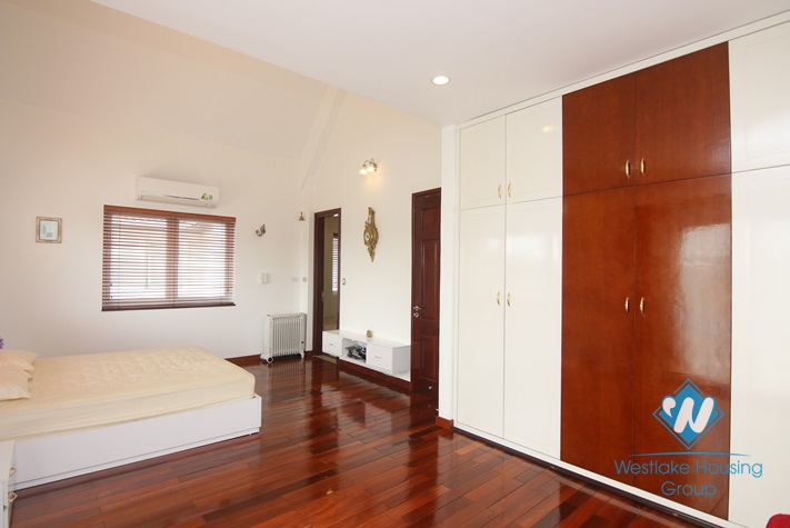 Hanoi furnished 4 bedrooms villa for let in Vinhomes Riverside with river view
